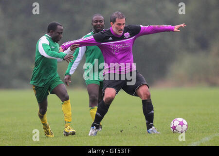 Des Météores (vert) vs RL United - Hackney & Leyton dimanche Football ligue du Sud au marais, marais de Hackney, Londres - 13/10/13 Banque D'Images