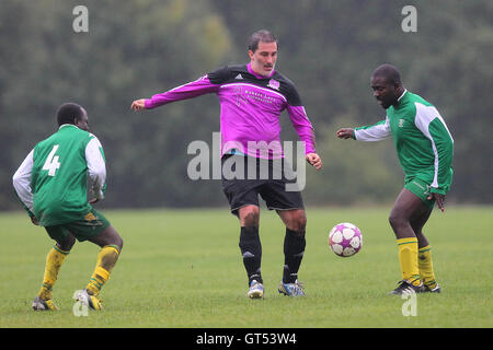 Des Météores (vert) vs RL United - Hackney & Leyton dimanche Football ligue du Sud au marais, marais de Hackney, Londres - 13/10/13 Banque D'Images