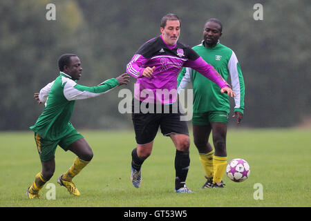 Des Météores (vert) vs RL United - Hackney & Leyton dimanche Football ligue du Sud au marais, marais de Hackney, Londres - 13/10/13 Banque D'Images