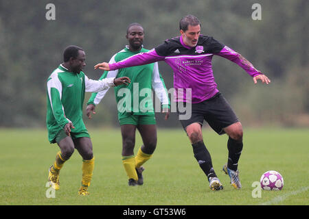 Des Météores (vert) vs RL United - Hackney & Leyton dimanche Football ligue du Sud au marais, marais de Hackney, Londres - 13/10/13 Banque D'Images