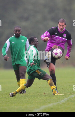 Des Météores (vert) vs RL United - Hackney & Leyton dimanche Football ligue du Sud au marais, marais de Hackney, Londres - 13/10/13 Banque D'Images