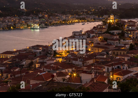 La ville de Poros par nuit, à l'île de Poros, Golfe de Saros, Préfecture du Pirée, Attique, Grèce. Banque D'Images