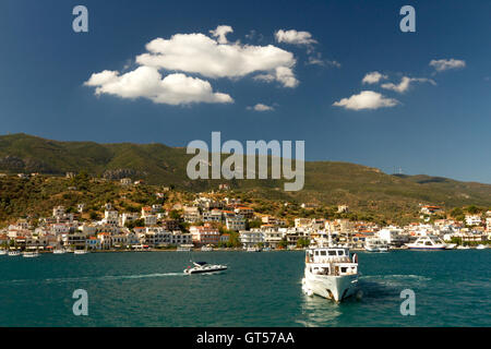 La ville de Galatas, vu de l'île de Poros, Grèce. Le détroit entre Galatas et l'île est d'environ 2 minutes à traverser en bateau. Banque D'Images