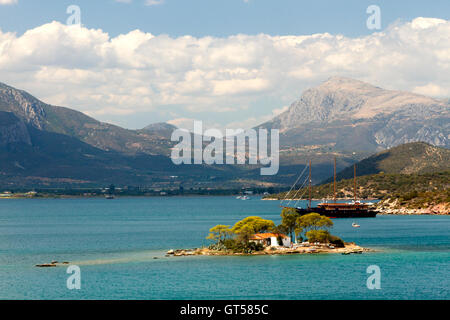 L'îlot de Daskalio, à Poros island, Golfe de Saros, la Grèce. Vous voyez la mer détroit entre l'île de Poros et le Péloponnèse. Banque D'Images