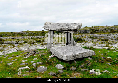 Dolmen dans le Burren, comté de Clare, Irlande, datant de la période néolithique, probablement entre 4200 BC et 2900 BC. Banque D'Images