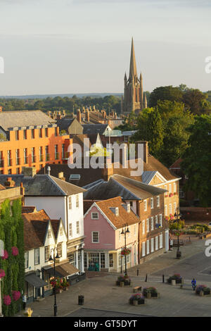 Vue aérienne de Angel Hill et Église Saint Johns, Bury St Edmunds, Suffolk. Non aiguisé Banque D'Images