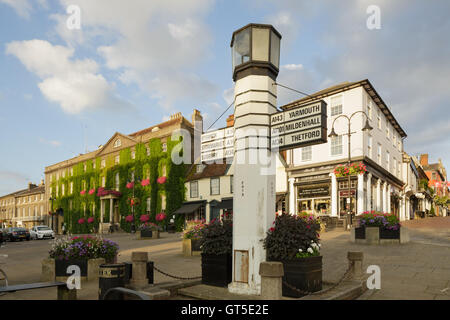 Pilier de sel signe de la circulation au Angel Hill, Bury St Edmunds avec ivy clad Angel Hotel, à gauche, et vue partielle de la rue Abnegate dans soleil matinal. Uns Banque D'Images