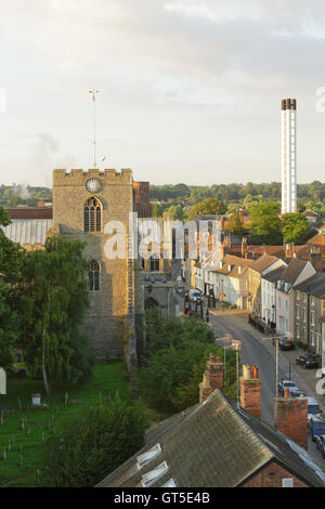 Vue aérienne de Crown Street, St Marys Church et la brasserie Greene King cheminées à Bury St Edmunds à sud. Non aiguisé Banque D'Images