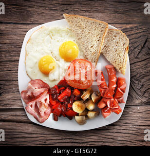 Petit-déjeuner anglais traditionnel - les œufs, saucisses, bacon et haricots. Banque D'Images