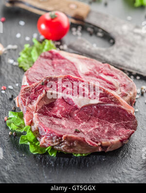 Faux-filet de boeuf aux épices sur le graphite. Banque D'Images