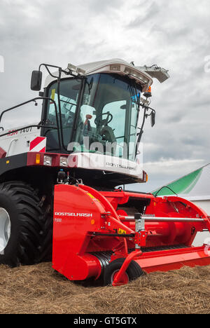 Nouvelle récolteuse se dresse sur une plate-forme d'exposition Banque D'Images