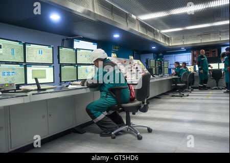 Ingénieurs dans la salle de commande de Tobolsk Polymer Banque D'Images