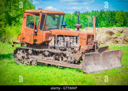 Vieux,abandonné,rusty bulldozer sur le terrain Banque D'Images