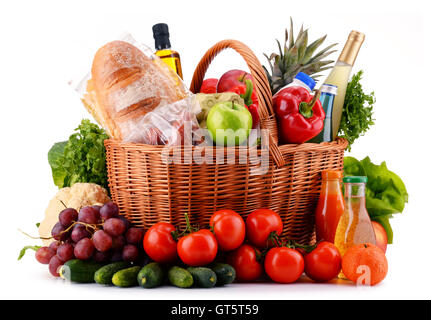 Panier en osier avec un assortiment de produits gorcery isolated on white Banque D'Images