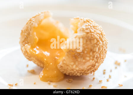 Dim sum chinois boules de sésame frit des trucs avec de la crème anglaise - la cuisine chinoise groumet lave Banque D'Images