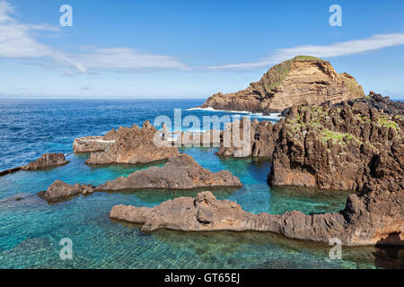 Lave-bassins de roche naturelle à Porto Moniz, Madeira, Portugal Banque D'Images