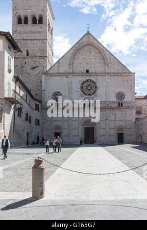 Assisi Ombrie Italie. La cathédrale de Saint Rufino. Bâtiment réel construit 1140 et achevée en 1571 Banque D'Images