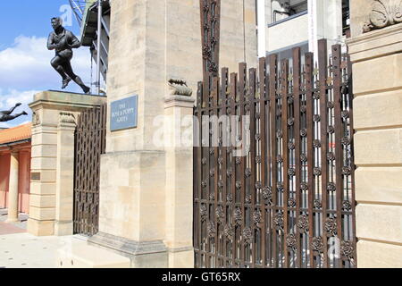 Rose et de pavot, Gates, tribune ouest du Stade de Twickenham, Grand Londres, Angleterre, Grande-Bretagne, Royaume-Uni Royaume-Uni, Europe Banque D'Images