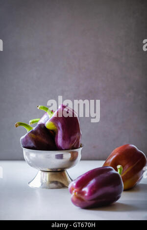 Beauté pourpre les poivrons. Les légumes sur le fond sombre. L'espace de texte libre Banque D'Images