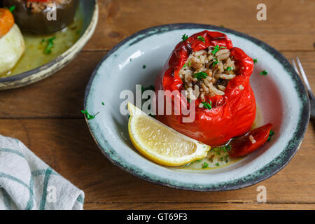 Tomates et poivrons farcis, une plaque traditionnelle en Grèce. Banque D'Images