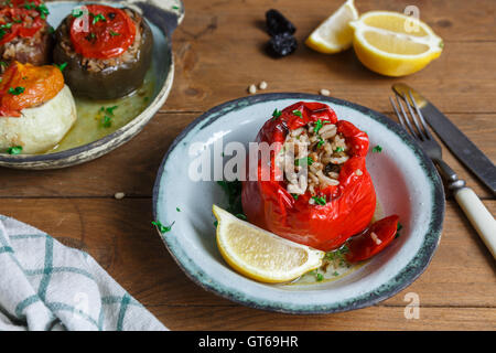 Tomates et poivrons farcis, une plaque traditionnelle en Grèce. Banque D'Images