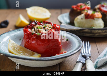 Gemista, tomates et poivrons farcis au riz peunuts et pruneaux. Fermer Banque D'Images