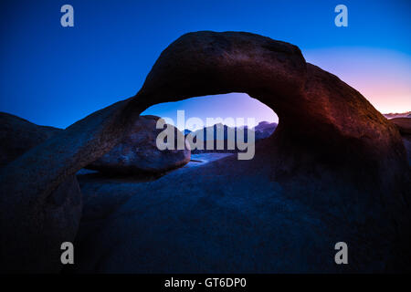 Passage de Mobius après le coucher du soleil en Alabama Hills Lone Pine California USA Banque D'Images