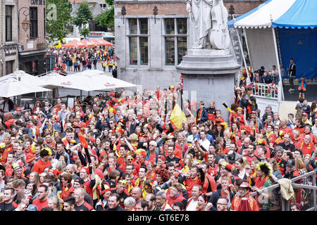 Les partisans des Red Devils regarder sur grand écran d'un match contre l'équipe de l'Irlande le 18 juin 2016 à Halle, Belgique Banque D'Images