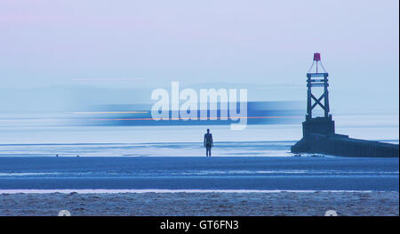 Un navire passe Anthony Gormley a une autre place des hommes de fer statues, Crosby Beach, Liverpool, Merseyside, Royaume-Uni Banque D'Images