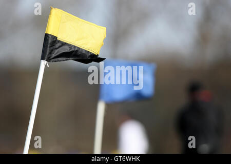 Drapeaux de coin football dimanche sont vus sur un matin venteux à Hackney Marshes - 02/03/08 Banque D'Images