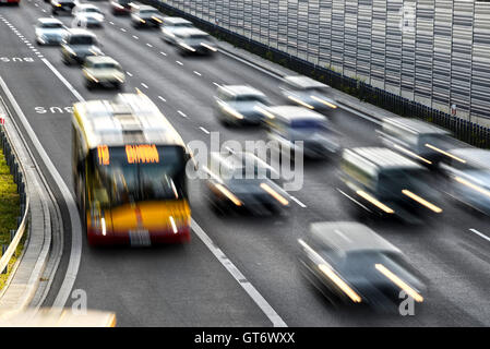 Six voies à accès à l'autoroute en Pologne. Banque D'Images