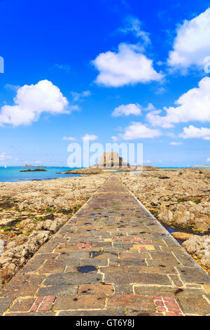 Saint Malo, petit être fort et voie de pierre durant la marée basse. Bretagne, France, Europe. Banque D'Images