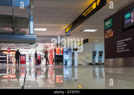 Lima Pérou - 20 mai : la marche à l'intérieur de voyageurs de l'Aéroport International de Lima. 20 mai 2016, Lima au Pérou. Banque D'Images