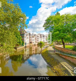 Strasbourg, de l'eau dans le canal de la Petite France. Maisons à colombages et d'arbres à Grand Ile. Alsace, France. Site de l'Unesco. Banque D'Images