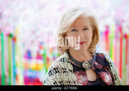 Close up portrait du visage d'une belle femme senior Banque D'Images