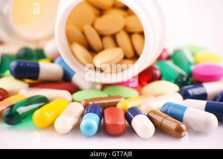 La composition avec variété de pilules de drogue et les conteneurs. Banque D'Images
