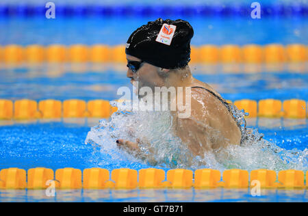 Netherland's Lisa Lee Kruger remporte la médaille d'or en 100m brasse SB9 finale au Stade olympique de natation au cours de la première journée du Jeux Paralympiques de Rio 2016 à Rio de Janeiro, Brésil. Banque D'Images