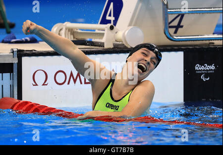 Lisa néerlandais célèbre Kruger wiining d'or en 100m brasse SB9 finale au Stade olympique de natation au cours de la première journée du Jeux Paralympiques de Rio 2016 à Rio de Janeiro, Brésil. Banque D'Images