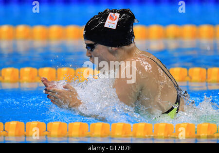 Netherland's Lisa Kruger remporte la médaille d'or en 100m brasse SB9 finale au Stade olympique de natation au cours de la première journée du Jeux Paralympiques de Rio 2016 à Rio de Janeiro, Brésil. Banque D'Images