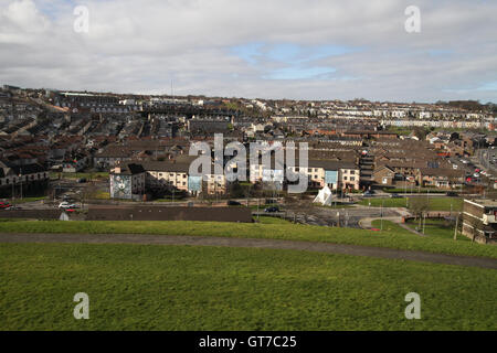 Vue de la zone Bogside des murs de la ville de Londonderry. Banque D'Images