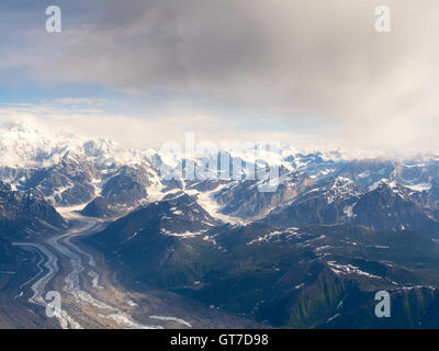 Vue aérienne de Denali (Mt. McKinley ; à l'extrême gauche), l'Tokositna Glacier (en bas à gauche) et la chaîne de l'Alaska sur un vol. Banque D'Images