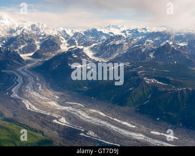 Vue aérienne de Denali (Mt. McKinley ; à l'extrême gauche), l'Tokositna Glacier (en bas à gauche) et la chaîne de l'Alaska sur un vol. Banque D'Images