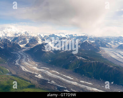 Vue aérienne de Denali (Mt. McKinley ; à l'extrême gauche), l'Tokositna Glacier (en bas à gauche) et la chaîne de l'Alaska sur un vol. Banque D'Images