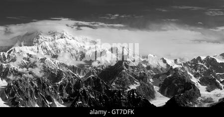 Vue aérienne de Denali (Mt. McKinley), l'Tokositna Glacier (en bas à droite) et la chaîne de l'Alaska sur un vol touristique. Banque D'Images