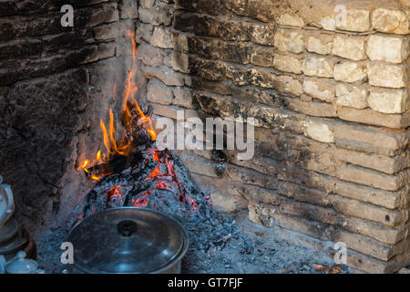 Restaurant traditionnel exécuté par des membres de la famille étendue à Abarkuh, Iran. Banque D'Images