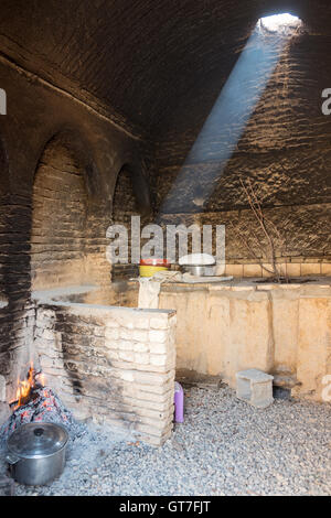 Restaurant traditionnel exécuté par des membres de la famille étendue à Abarkuh, Iran. Banque D'Images