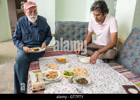 Restaurant traditionnel exécuté par des membres de la famille étendue à Abarkuh, Iran. Banque D'Images