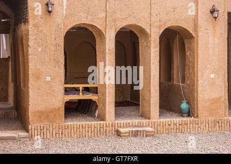 Restaurant traditionnel exécuté par des membres de la famille étendue à Abarkuh, Iran. Banque D'Images