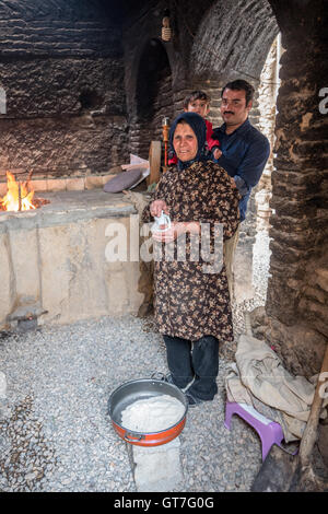 Restaurant traditionnel exécuté par des membres de la famille étendue à Abarkuh, Iran. Banque D'Images