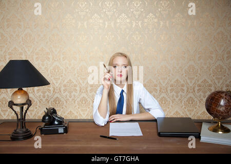 Portrait d'une femme d'affaires avec une cigarette Banque D'Images